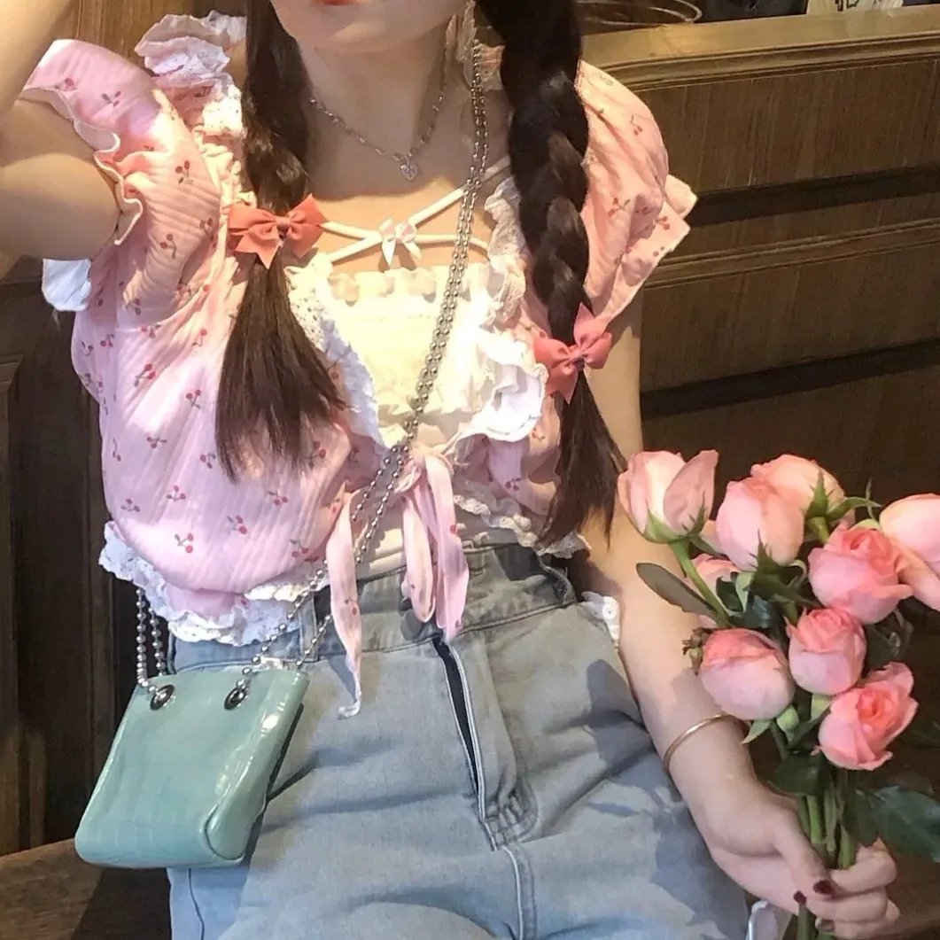 给小酒馆女子喝高杯酒